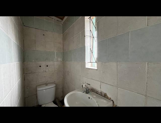 5 BEDROOM HOUSE FOR SALE IN UMLAZI BB